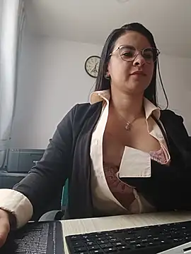 Paolitha25 - 🥵😈 Dildo in pussy under desk🔥