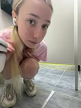 Lia-see-ya - Lift up T-shirt + check out the door🫣💦