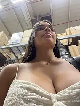 BellaLeclair_ - Slap tits out 😈
