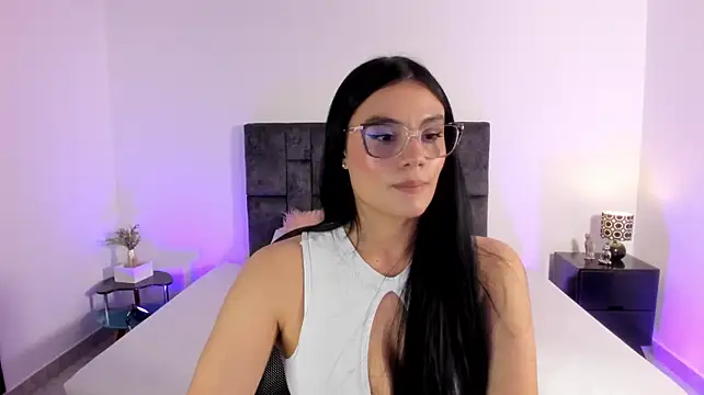 Maylin_Garcia - Take off my top and squeeze my nipples🥰