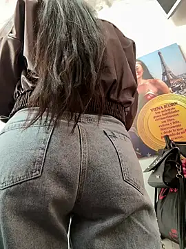 IsabellaMariet - squirt in public