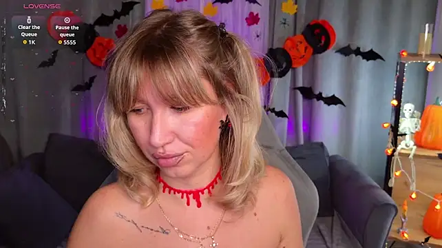 MilaBott - Ride my pillow and slap my tits