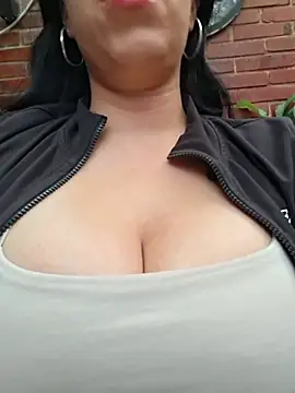 Luianna - Turn me on and make my nipples hard