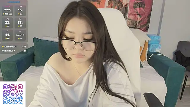 Kikixoxo - completely naked for 5 minutes