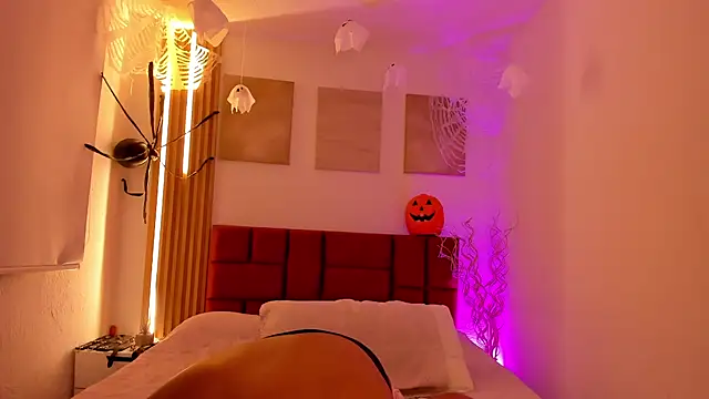 CataleiaLatin - NAKED AND PLAY WITH FINGERS