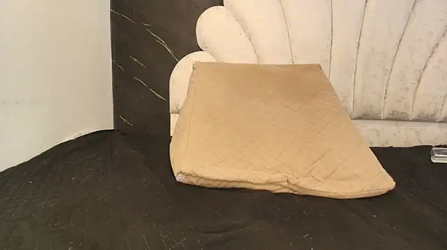 Kissme_luna - 4 finger deep in my sexy pussy