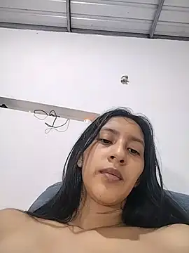 LauraMontaii - me masturbo el culo en primer plano