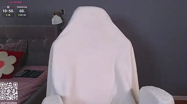 Soft_babe - show panties and play with straps