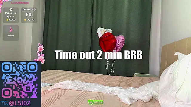 Lizacams - make her pussy wet from the vibrations
