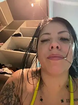 Casal2027dg - Peladinha com plug no cu