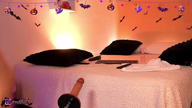 Melifluaa - glide the ice slowly over your tits <3