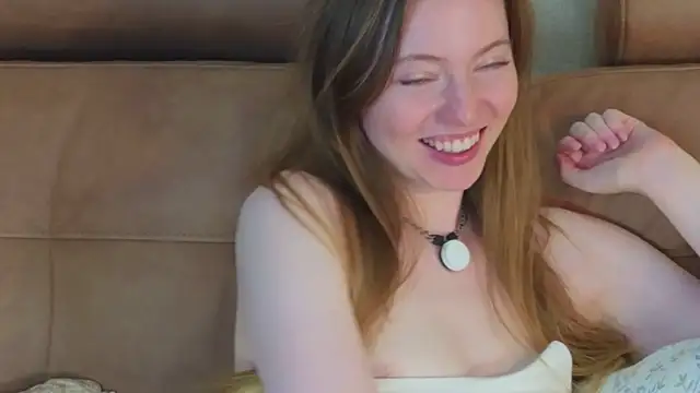 Moan_elisa - tease in doggy pose