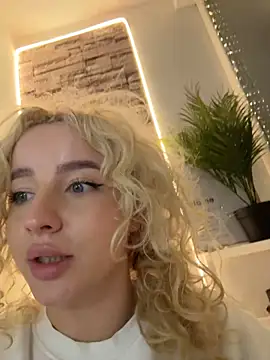CurlyDaisy - LT gets 1 sexy video and 2 min CT