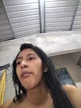 LauraMontaii - leche en las tetas