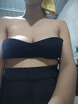 LauraMontaii - leche en las tetas
