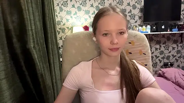 DionnaStrech - Lets lick the camera to show my tongue