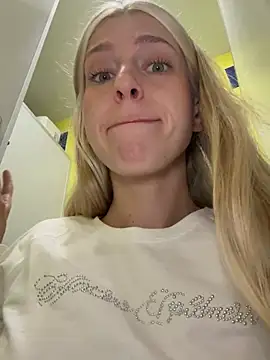 Kira_mia - make my pussy wet in public wc