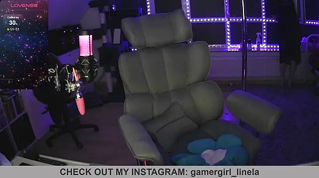 Gamergirl-Linela - LT Gets Oil On Boobs Video