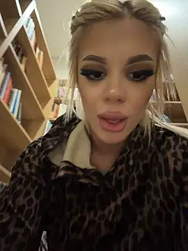 AlyssaFoxx_ - 2 Fingers in A$$ Bitchhh 🥵💦