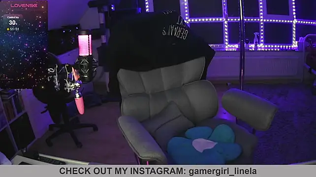 Gamergirl-Linela - LT Gets Oil On Boobs Video