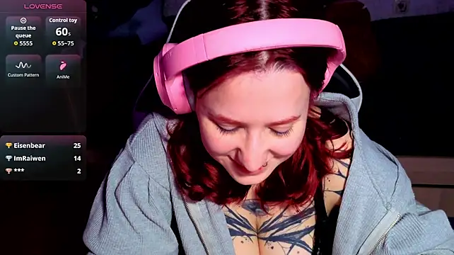 Mini_Lady1 - to jiggle one's breasts