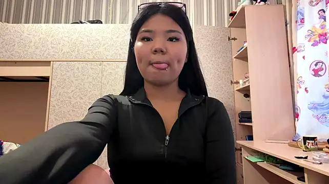JohannaMickiewicz - Massage my boobs under bra