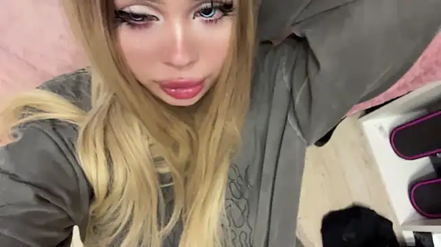 Miafruit - Show my bra+lick lips