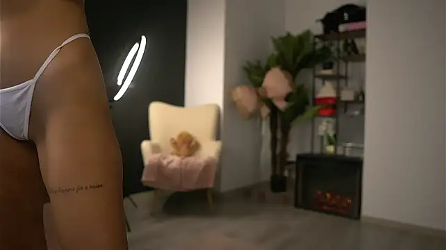 SerenaNoir - Butt plug play gaping🍦🍑🤚