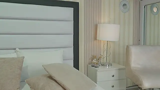 AnnaQuinn - show pussy in doggy