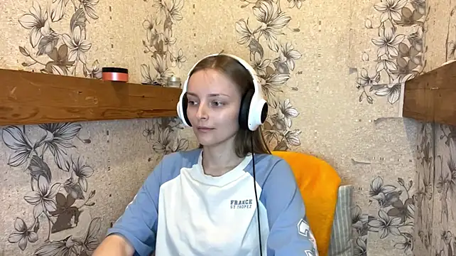 EmyMiu - show tongue