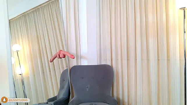 Lissetlong69 - Topless in front of the mirror