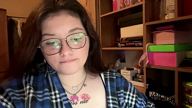 ArianaHowk - Show collarbone +silly face