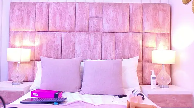 BunnyRosee - naked for 5 minutes