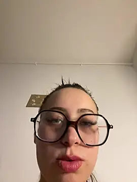 Queenlo_xxx - suce très fort ton gode lolo🔥