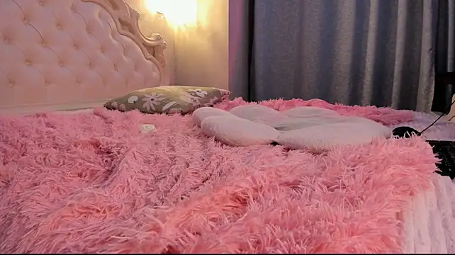 WarmAtEdges - tease my naked pussy
