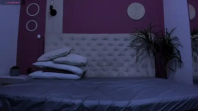 Miahchubby - Get naked & tease my huge ass
