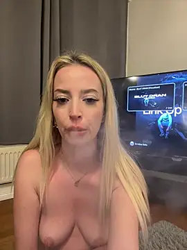 Katharina_Wagner - Sexy Nippel Play und Titten spucken🔥