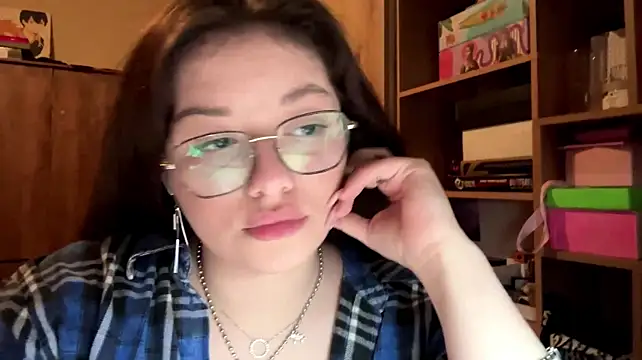 ArianaHowk - Show collarbone +silly face