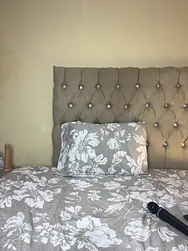 NiqiiRavenous - ride dildo and squirt