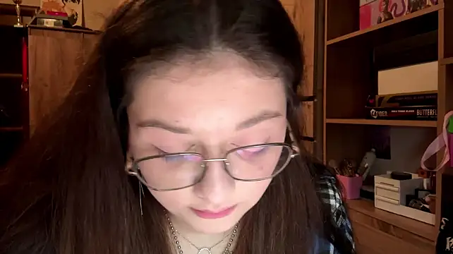 ArianaHowk - Show collarbone +silly face