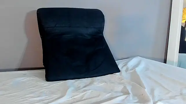 MARA_DIAZZ - Rub my clitoris between my panty