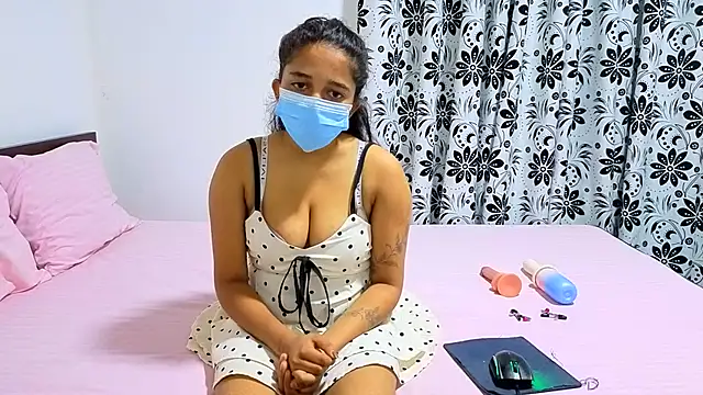 Tatoo_girl - boobs show