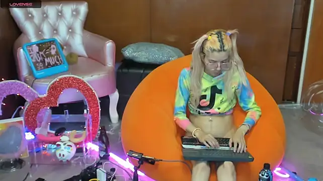 Skinygirl - nude play