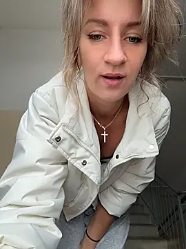 EvvaMur - sniff/lick a finger in the butt