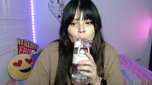 EllieMoonX - panties a mitad del culo
