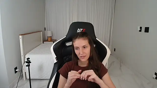 Upssnowy - Show ass no panties