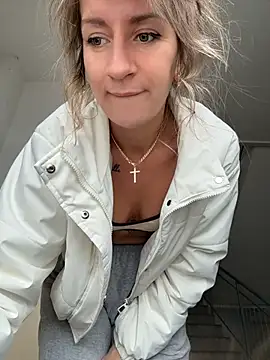 EvvaMur - sniff/lick a finger in the butt