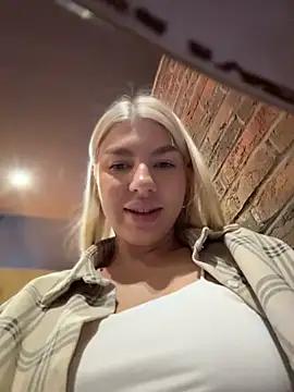 NewLale - Show tits