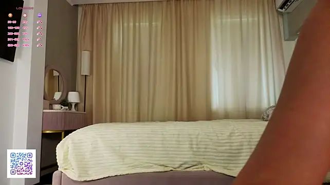 SunnySikarskie - Play with my wet boobs
