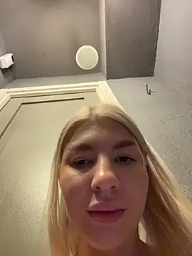 NewLale - Show tits
